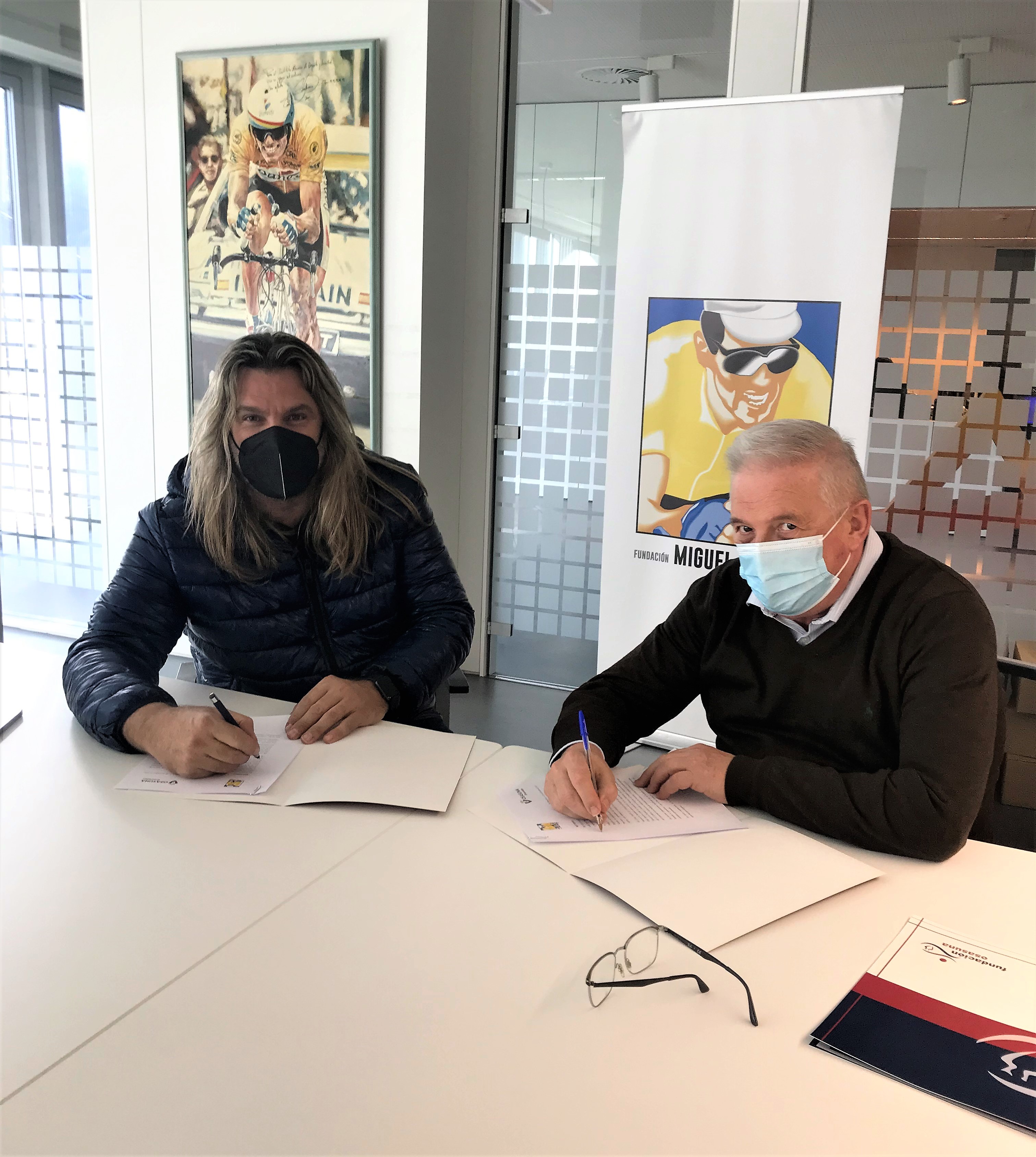 Firma del contrato de patrocinio entre la FMFI y la Fundaci&oacute;n Osasuna Femenino